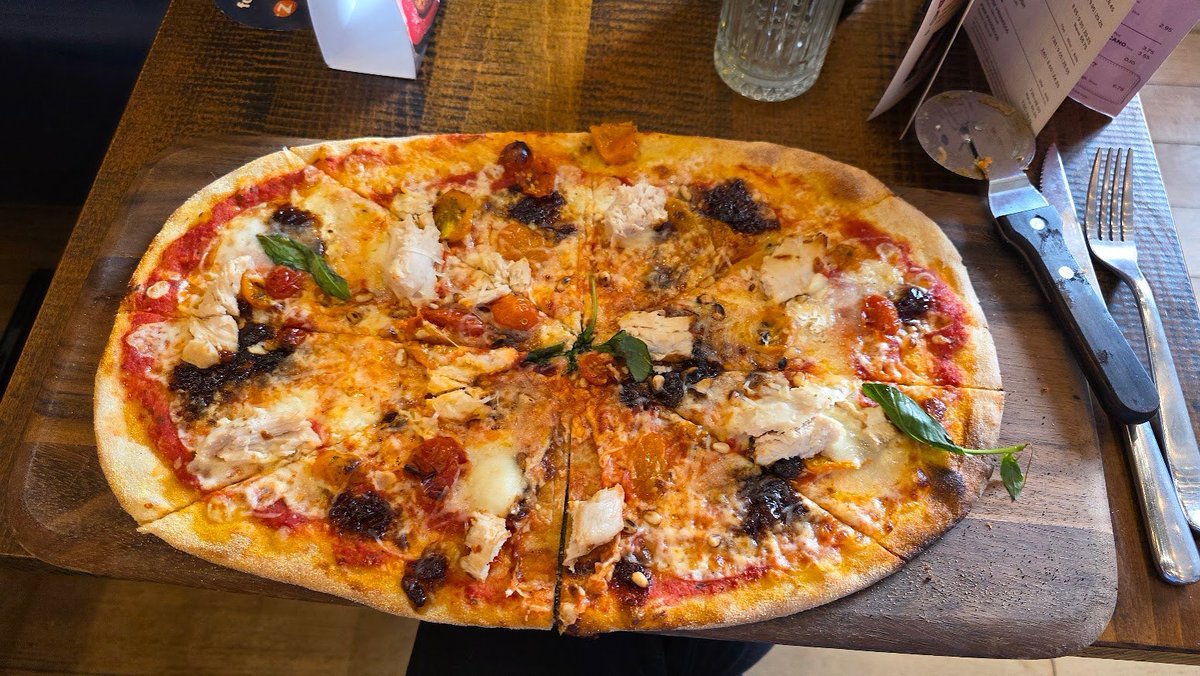 WC2512's tweet image. Now this is a pizza.. the Pinoli with Chicken from @WeAreZizzi #HighWycombe this afternoon 🤩😍