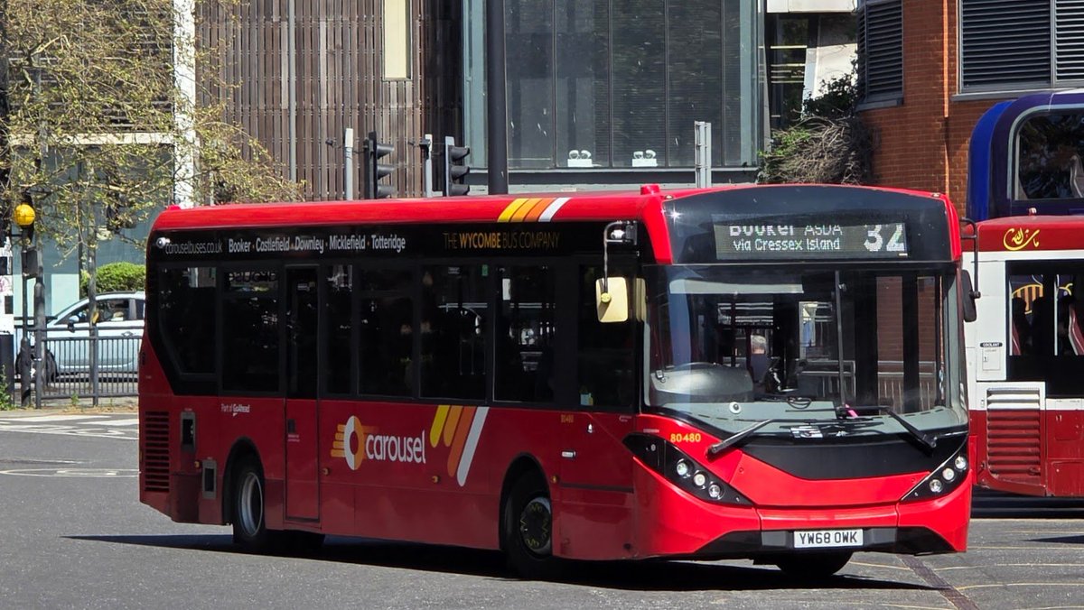 WC2512's tweet image. Very red looking #HighWycombe this afternoon..

@CarouselBus 80480 - YW68 OWK working a 32 service heading to #Booker Asda.
@RedlineBuses YX10 BFZ working a 130 service back to #Aylesbury.