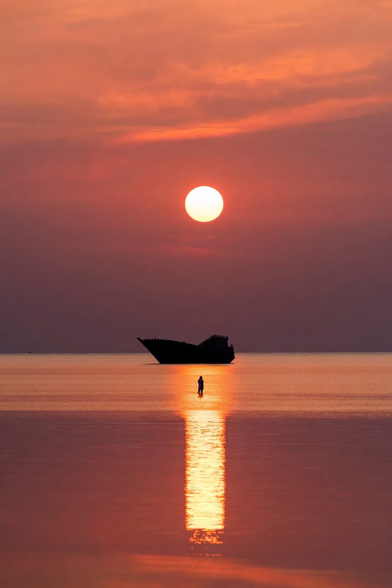 Guissepie31393's tweet image. This sunset brought to us by, 

       The Persian Gulf, Iran

    #sunset  #evening  #vibes 

               Credit: morey_net