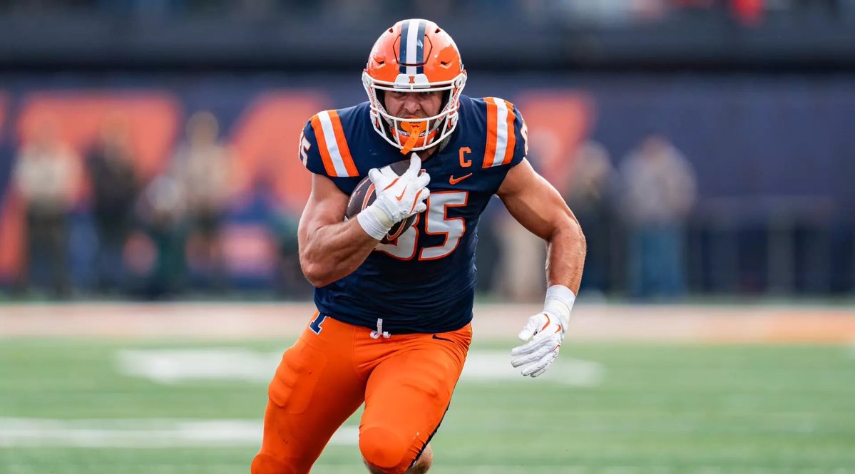 LosTalksPats's tweet image. The #Patriots are signing Illinois TE Tanner Arkin as an undrafted free agent, per @JWerner247.

The 6’4 265-pound 22-year-old put up some impressive numbers at his Pro Day:

🔹40-Yard: 4.88s
🔹10-Yard: 1.68s
🔹Vertical: 33.5”
🔹Broad: 9’5”
🔹Bench: 21 Reps
