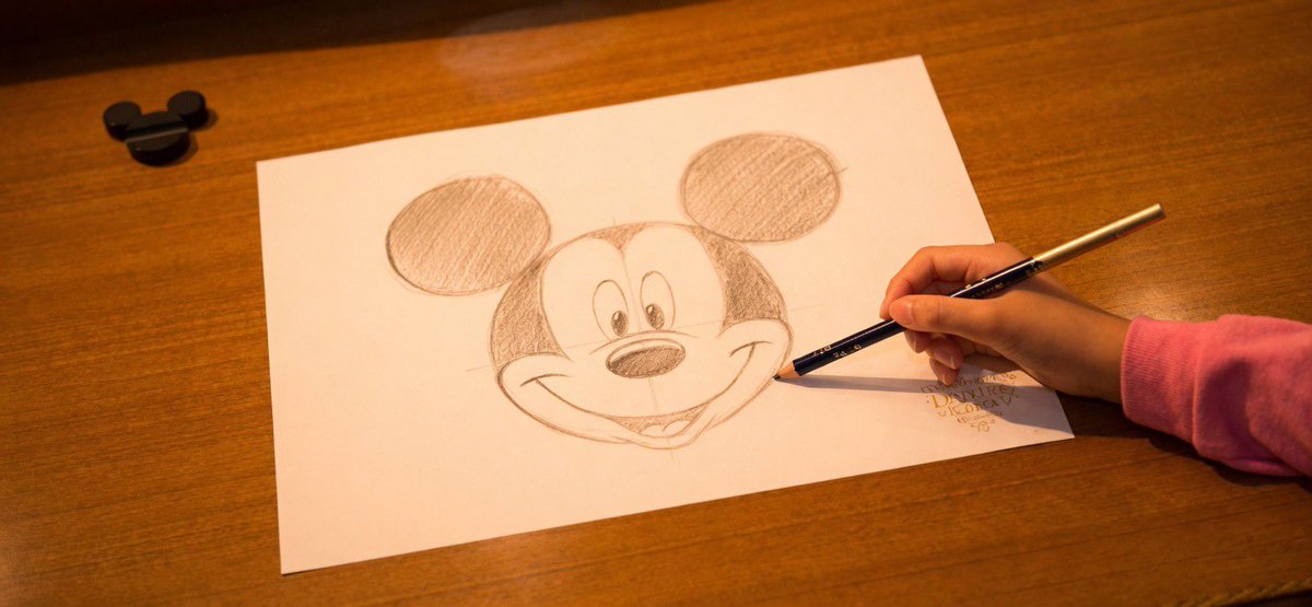ディズニードローイングクラス (2005-2016)

ミッキーをはじめ、キャラクターの描き方を楽しく学べる体験施設🎨
所要時間は約30分で、価格は510円(税込)

クローズから約10年が経ちますが、当時もらった鉛筆を大切に保管している方もきっといるはず…✨