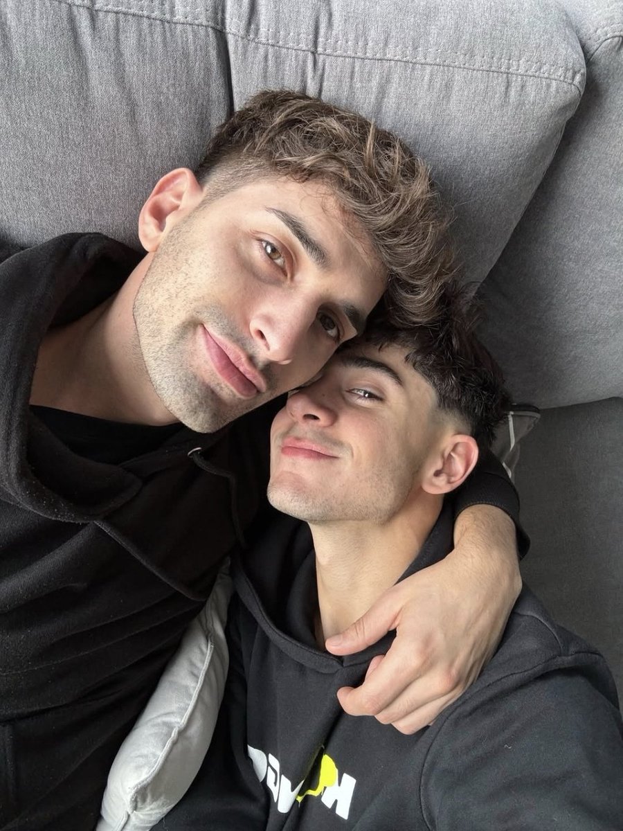 Amo que todos aca sabíamos lo de Kevsho y jamás nadie opino ni dijo nada esperando este dia que el cuente sobre su relación respetando su intimidad, los que crecimos con el lo amamos, Te amamos Kevin o Kevsho 💘