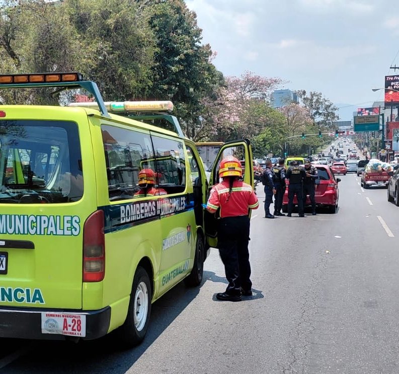Gusmmae's tweet photo. Hoy tres ataques armados en intentos de asalto.   

Las víctimas se conducían en carros rojos.   

Primero en la Roosevelt 
Otro en zona 10 
Y luego en La Castellana zona 8 https://t.co/bOJ1mySKr3