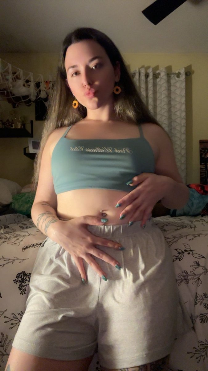 bbystrawbz04's tweet photo. Sports bras are hot too right? 😚 
#OnlyFansGirl #OFPromo #ExclusiveContent #FeetPics #FootFetish #PrettyFeet #SpoilMe #PayPig #ClickNow https://t.co/bbGl5JEFkO