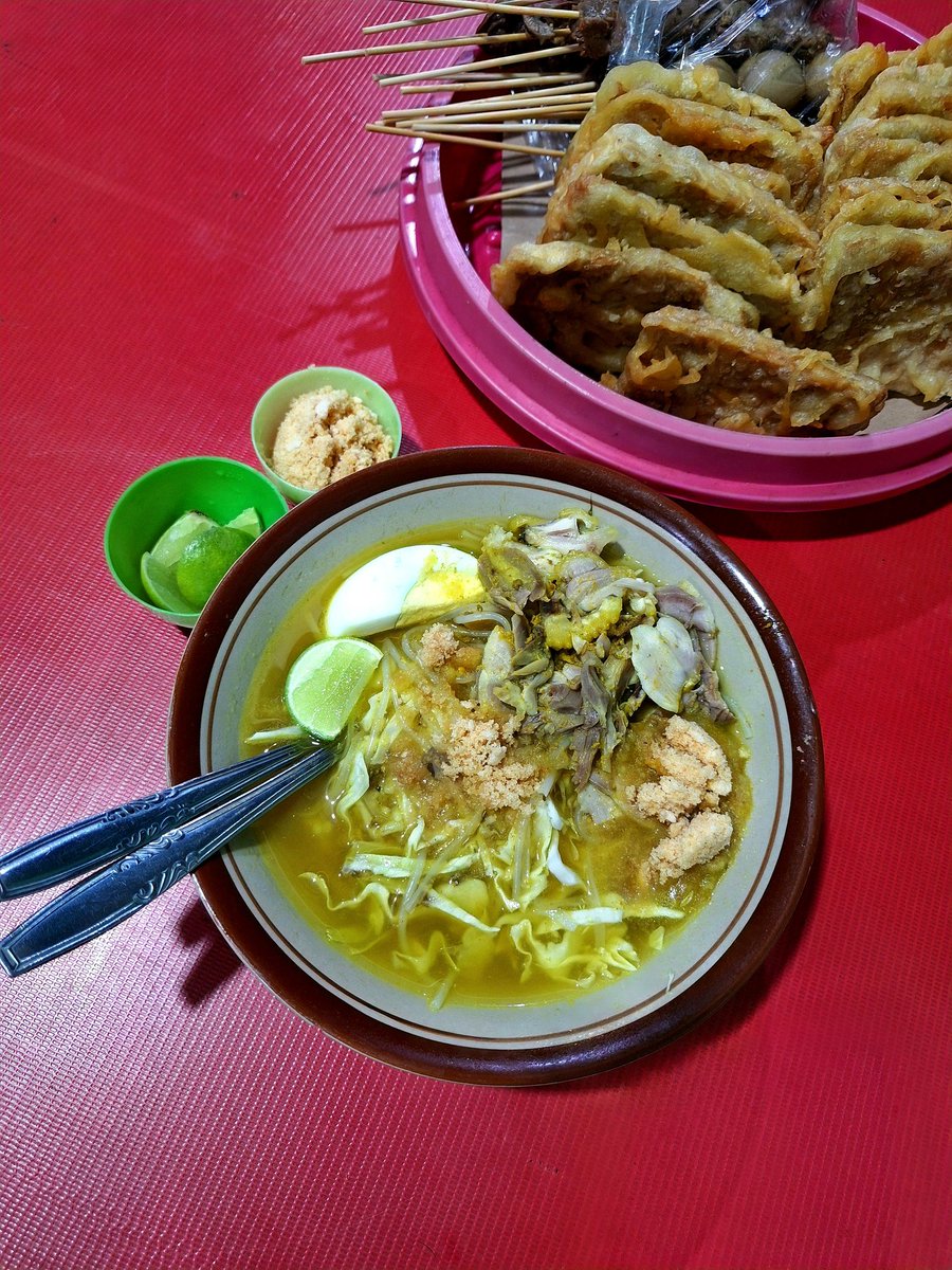 sanitamima's tweet image. J.a.j.a.n
keturutan #nyoto 😭. Aku lupa dulu ini direkomendasikan mas @yusrildwiputrai / dr. @tirta_cipeng
📍Soto Lamongan Hijroh (depan hotel tentrem)
📍Soto Pak Marto (Jl. Letjen S.Parman)
📍Soto Ayam Idola Pak Nanang (sereh &amp;amp; daun jeruk 📈, mirip soto buatan ibu)
#WeekendSoto