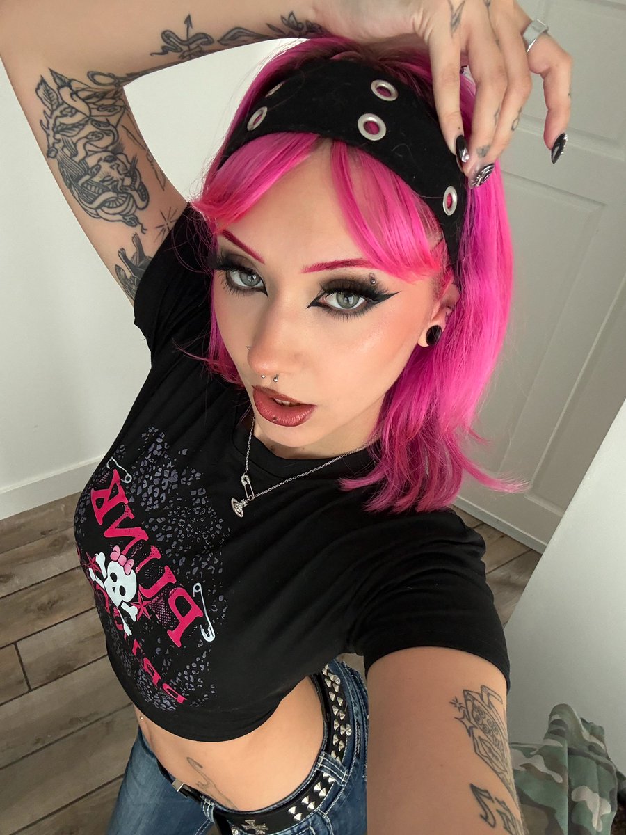 char ≽^•⩊•^≼ tweet media