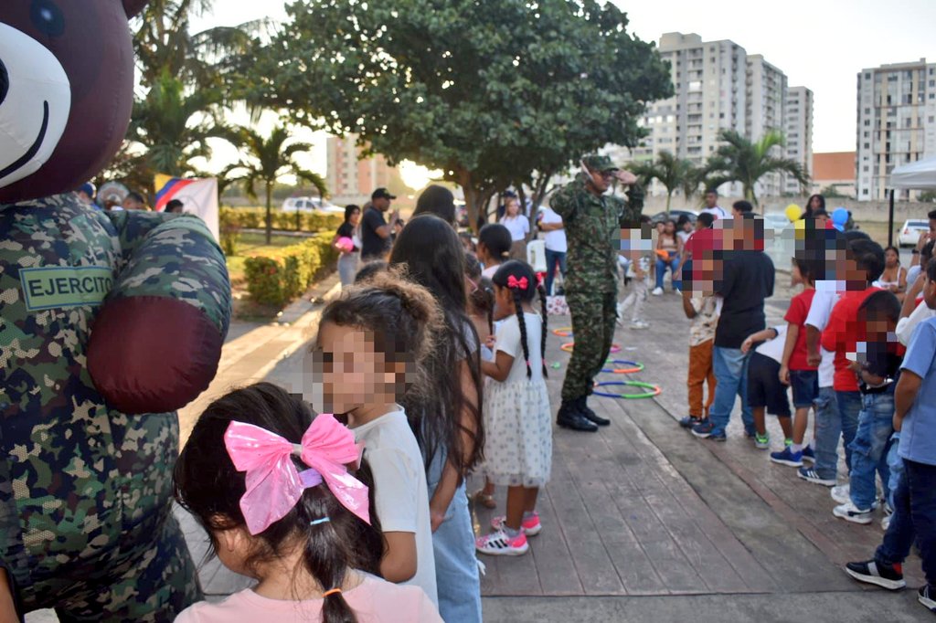 Ejercito_Div1's tweet photo. #Atlántico | Hoy, la #SegundaBrigada del @COL_EJERCITO, junto al Centro de Familia Militar y @ANASE_COL Capítulo Barranquilla, lideró una jornada lúdica y recreativa para los hijos de nuestros soldados, hombres y mujeres que cada día entregan lo mejor de sí por la seguridad del país.

Acompañarlos, compartir en familia y ver la alegría de nuestros niños es un motivo más para continuar sirviendo con compromiso y corazón.

#PorNuestrosSoldados🪖
