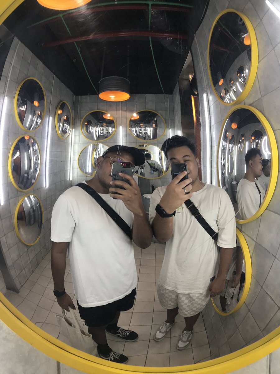 Elrtlx's tweet photo. udah kek penangkal hantu aja ya tiap dindingnya ada cermin cembung 🤣 https://t.co/LyutHtnw9m