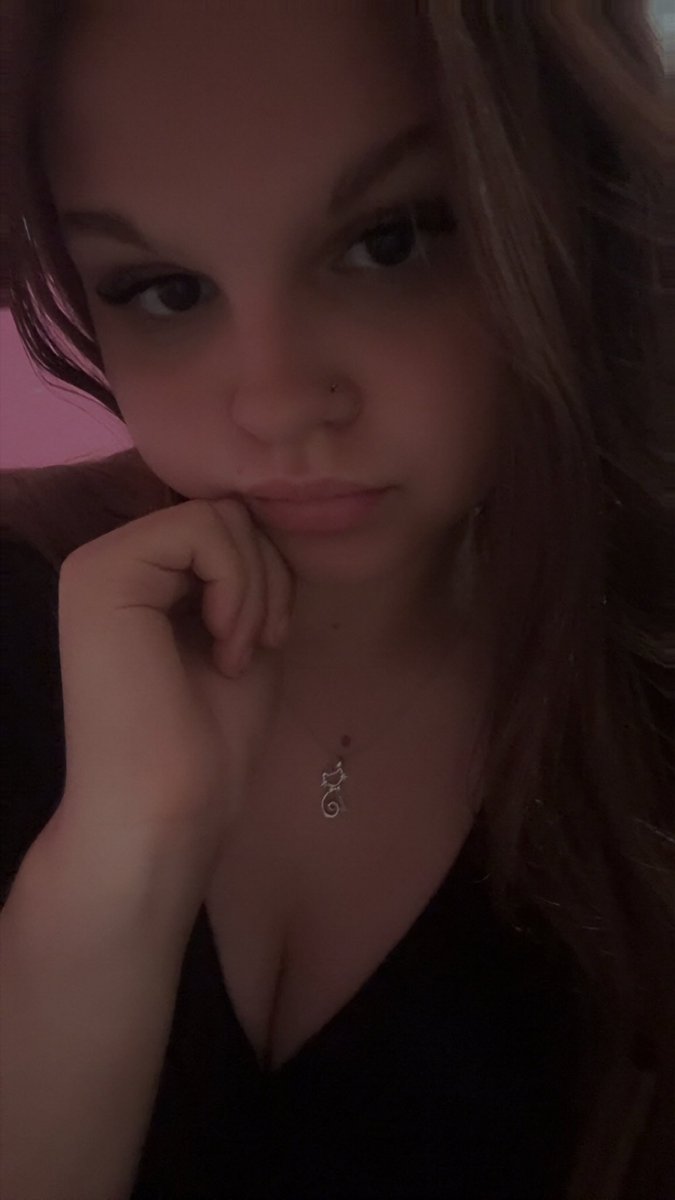 hottiemeganhere's tweet photo. Who wants to be my sugar daddy😩💸 (I won’t dm you first) #spoiled #findom #paypig #payme #piggy https://t.co/xK3Ecj8E93