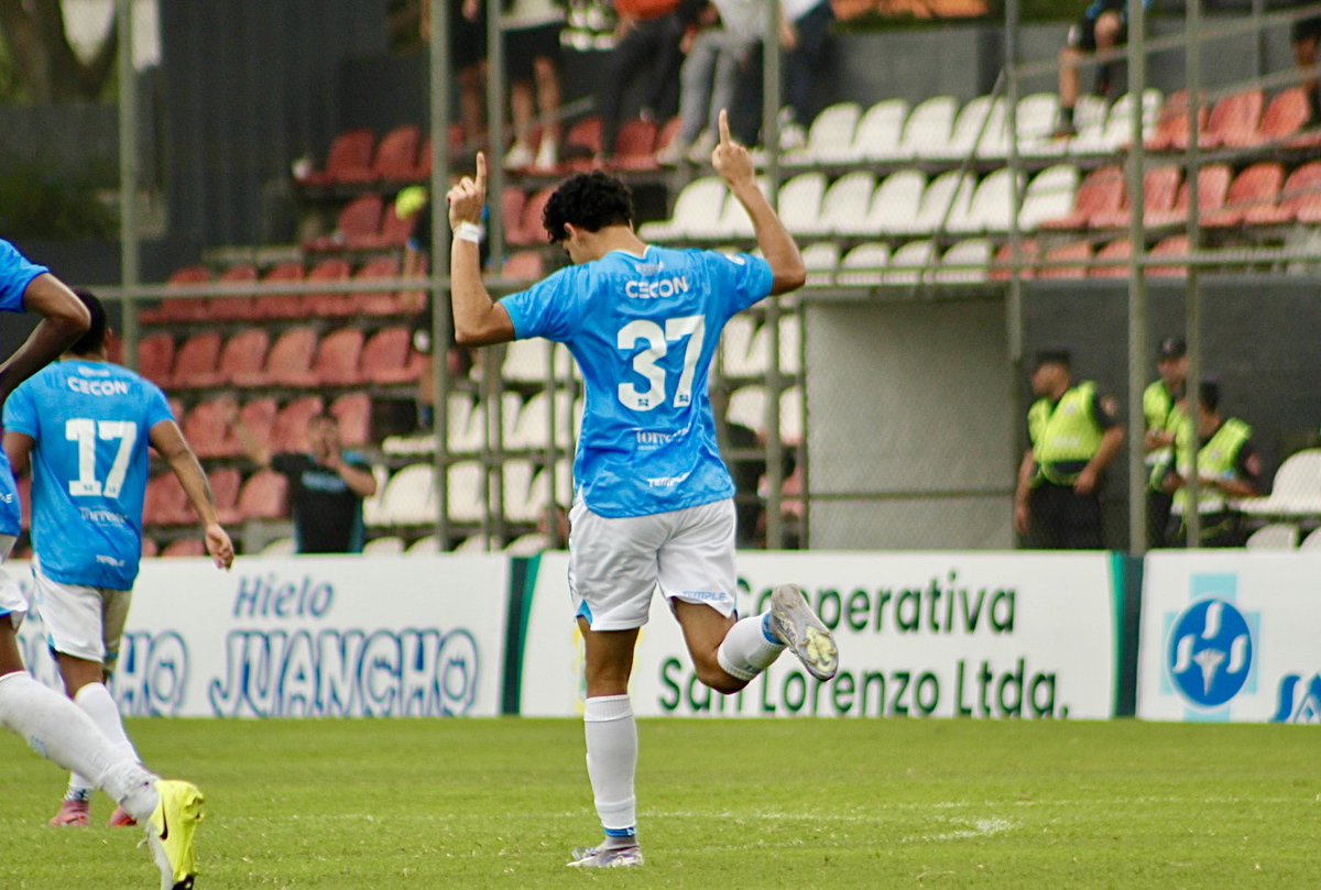 ResiSportClub's tweet photo. Postales del encuentro ante el club Deportivo Capiatá 📸

EMPATE de 1a1 en la fecha 4 💪🏻

Gol convertido: Enzo Agüero ⚽️

#VamosResi 🔺🩵 https://t.co/diYGNwtl6Y