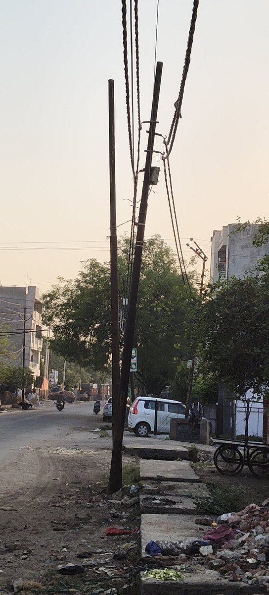 arpanssaxena's tweet photo. @KESCoHQ @UPPCLLKO @aksharmaBharat धन्यवाद केस्को की टीम के द्वारा कल (25.04.26) झुक चुके खंभे को सही करने के लिए नया खम्भा लगाकर उसे ठीक करने का  सराहनीय कार्य किया गया https://t.co/M8fqO0RDEJ