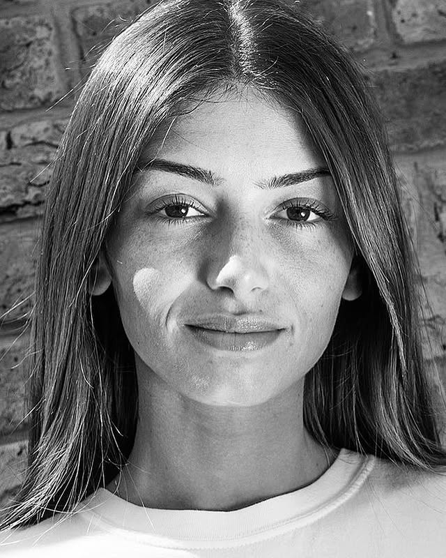 MKanniraja89033's tweet image. Full Name: Mimi Roshan Saeed 
Stage Name: Mimi Keene
Date of Birth: 5 August 1998 
Age: 27 years (as of 2025) 
Famous Birthdays
Birthplace: London, England 
Nationality: British 
Wikipedia
Zodiac Sign: Leo 

📏 Physical Stats
Height: ~5 ft 2–3 in (159–160 cm) 
Weight: ~54 kg 
Eye