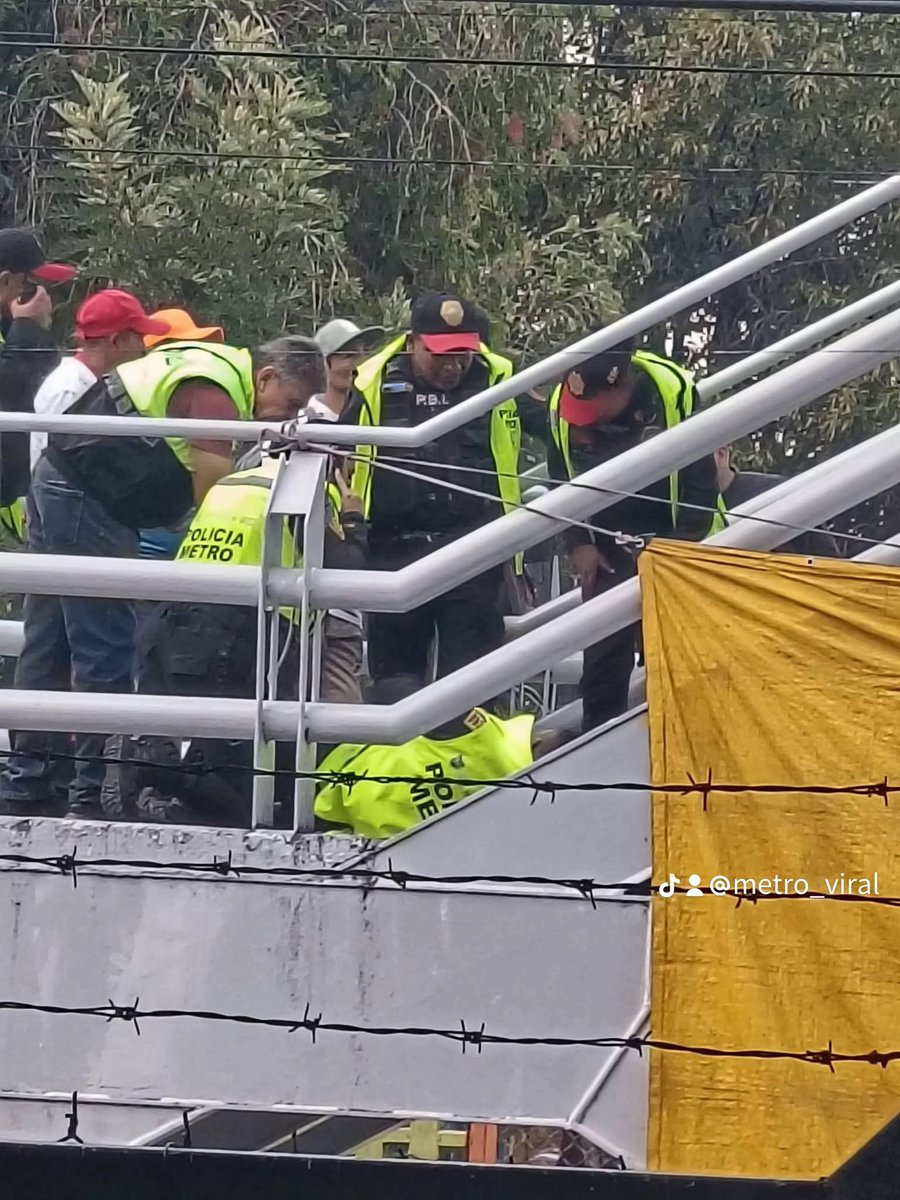 MetroViralMx's tweet image. #ULTIMAHORA 

Reportan disparos 🔫  afuera de la estación Constitución de Línea 8 del Metro Ciudad de México 🇲🇽@MetroCDMX 🚨

Policías del #MetroCDMX auxiliaron a un sujeto qué fue herido después de las detonaciones‼️⚠️

Denuncian que la Inseguridad va en aumento❌