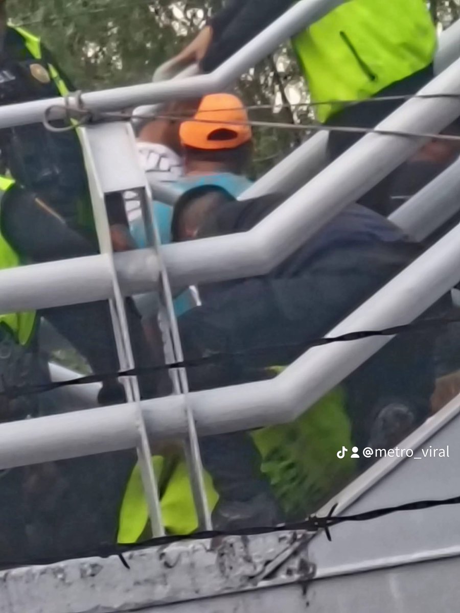 MetroViralMx's tweet image. #ULTIMAHORA 

Reportan disparos 🔫  afuera de la estación Constitución de Línea 8 del Metro Ciudad de México 🇲🇽@MetroCDMX 🚨

Policías del #MetroCDMX auxiliaron a un sujeto qué fue herido después de las detonaciones‼️⚠️

Denuncian que la Inseguridad va en aumento❌