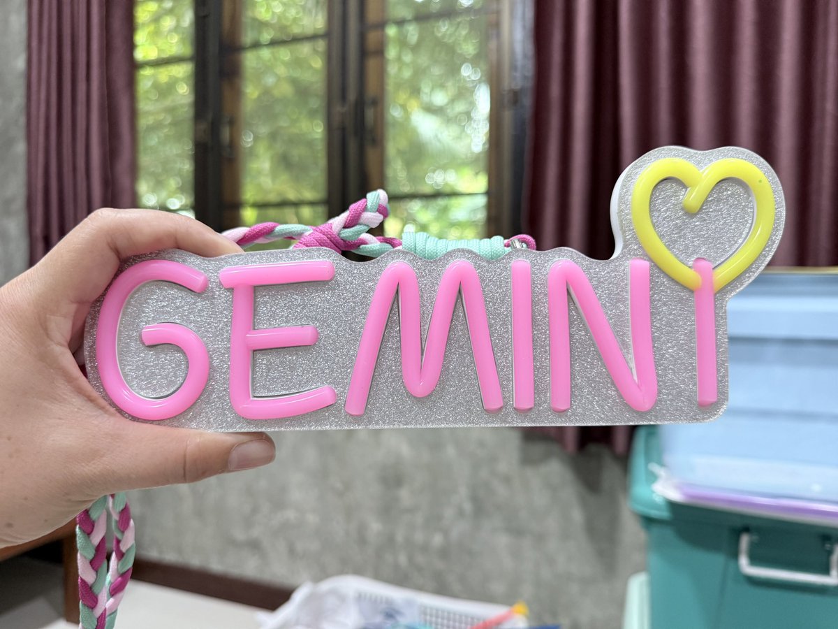 เตรียมพร้อม รื้อของเตรียมไปคอนเสิร์ต
เย้ๆๆๆ ปีนี้แม่จะชูป้ายไฟสูงๆ 
ชูชื่อ  GEMINI ในคอนเสิร์ตเดี่ยวครั้งแรกของหนูแบบภาคภูมิใจ 
ชูด้วยความสุข ความสบายใจ 
แบบไม่ต้องเกรงใจใครแล้ว ☺️🥰

#เจมีไนน์ #Gemini_NT