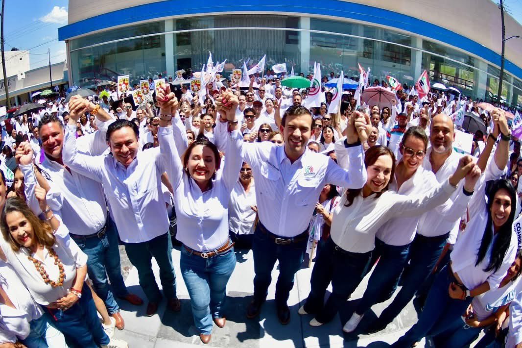 gpeoyervides's tweet photo. ¡Estamos listos! Con el @PRICoahuila y en #equipo con mi amiga @Esraibn por el #Distrito05, @CristinaAmezcua en el #Distrito04 y mi amigo @GachupinOficial en el #Distrito06 vamos con todo !

Estuvieron atm la toma de protesta y sus registros 🟢⚪️🔴

Un gusto acompañarlos 🫶🏻
#TomaDeProtesta
#RegistrolEC