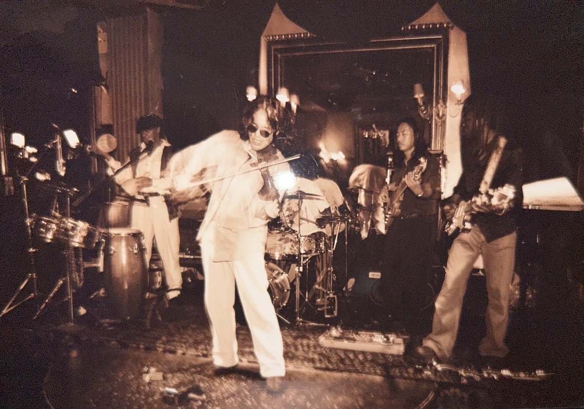 shirophon's tweet photo. July. 9. 1997. at Nells NYC - UPLINKERS
Shiro Sadamura(El.Vln), Valtinho Anastacio(Perc), Victor Jones(Drs), Kenji Hino(B), Kirk Douglas(G)   Photo by Mas Hino https://t.co/uFN6IQedzN