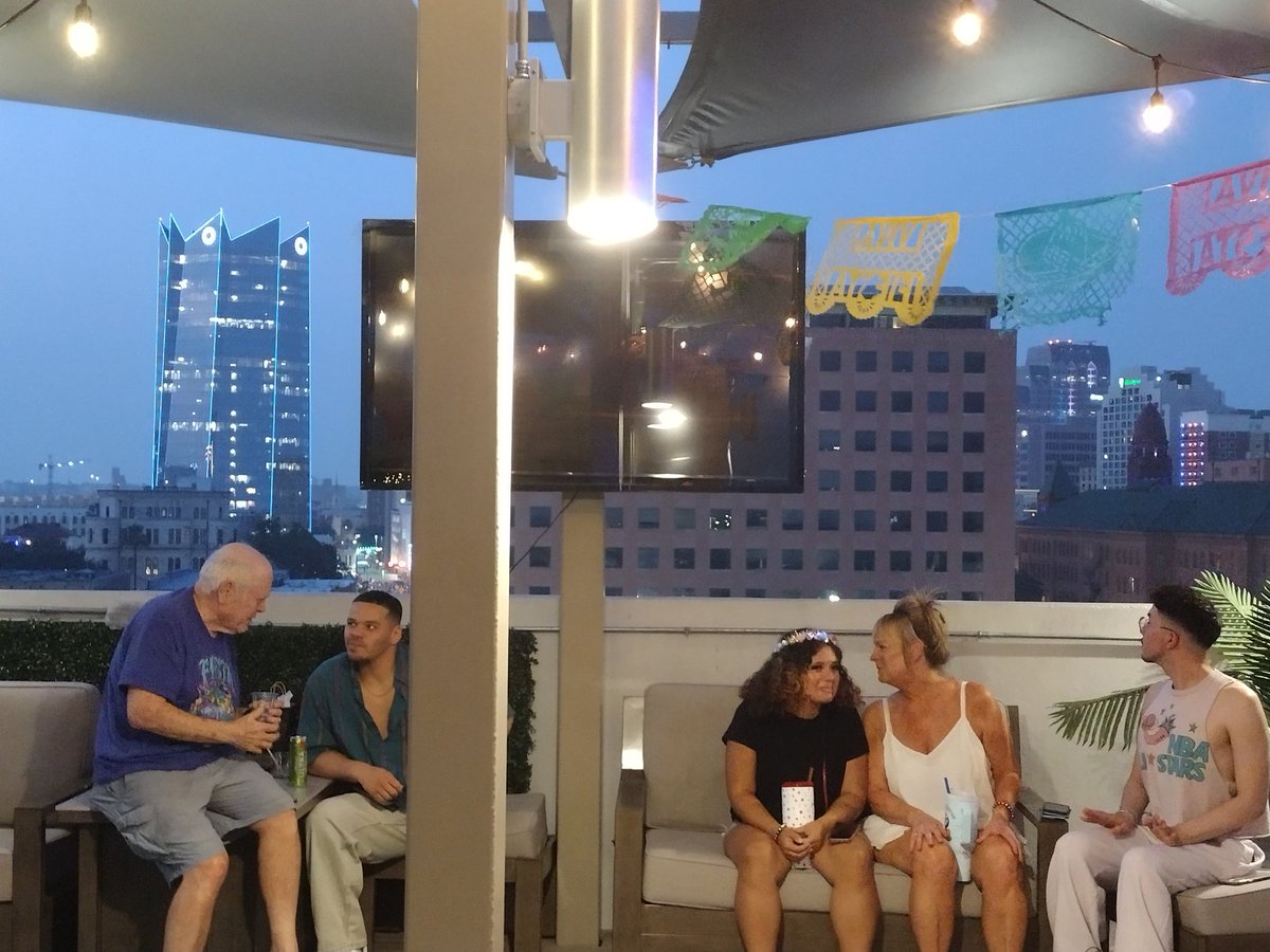 JeffGSpursZone's tweet image. Enjoying a private rooftop fiesta party here in downtown San Antonio... 🎉🎉 #sanantonio @FiestaSA