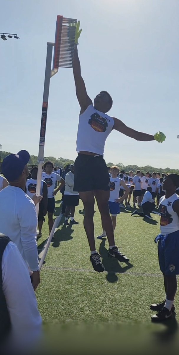 Ejp22x's tweet photo. 32' vertical
6'4 wingspan
9ft broad jump(109)
4.740yrd
@Varsitycombine1 @PrepRedzoneMO @JPRockMO @WOWKCfootball @CoachLarryHart @CoachBenton3 @Coach_Clarey https://t.co/Tg9r6mx7pg