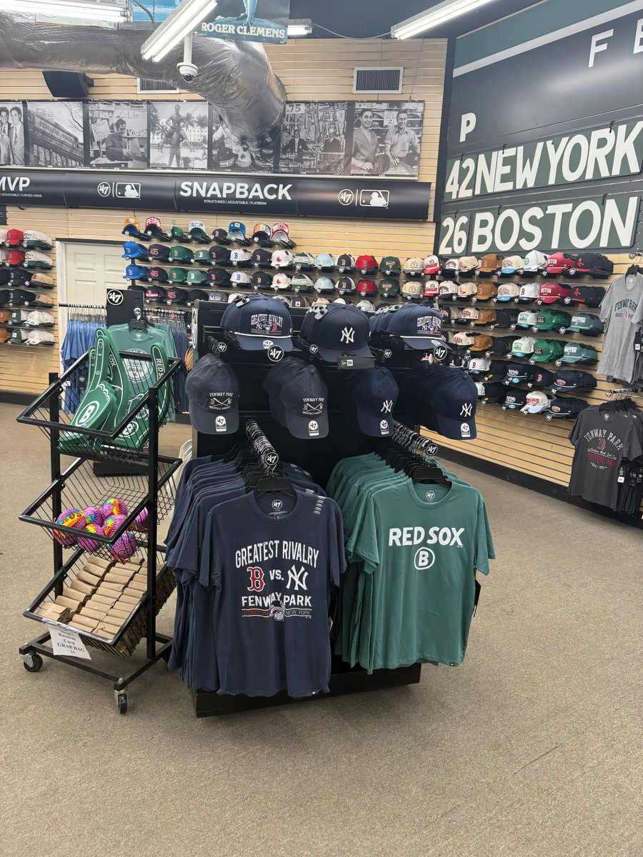 Black & Right tweet media