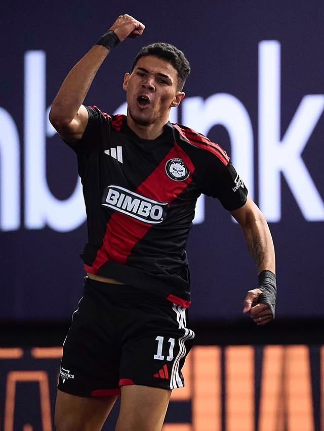 Marcador ⚽️ → #KingsLeague 

⭕️ ¡EL MILAGRO TIENE NOMBRE Y ES DOIDO!

¡Persas F.C. está más vivo que nunca! En un partido accidentado, ríspido y lleno de tensión, el equipo sacó la casta y derrotó 4-3 a un KRÜ F.C. que nunca encontró el rumbo.

Con este triunfo, los de El Zeein