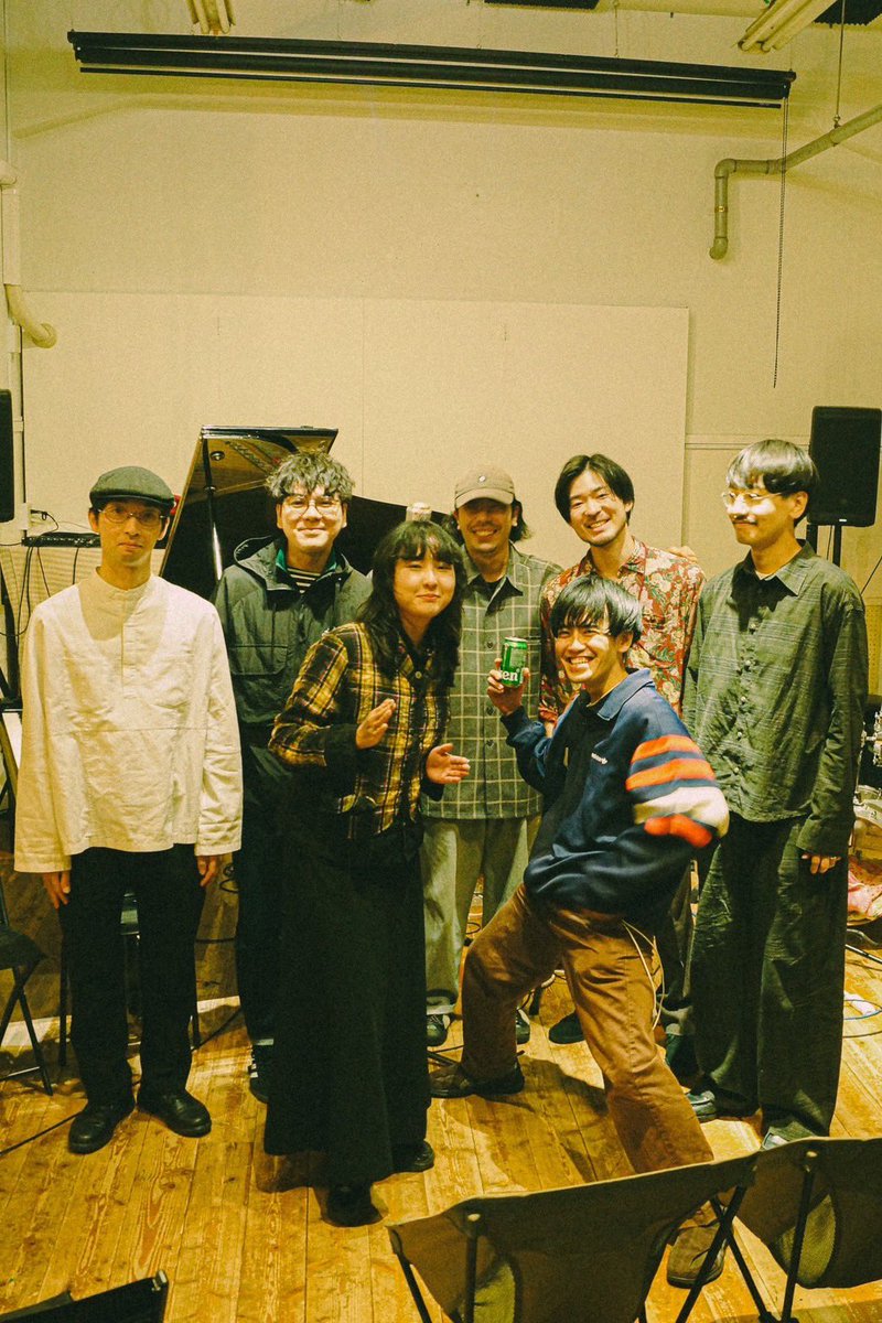 sunanokabe's tweet photo. 【ありがとうございました🔔】
昨晩は神保町試聴室にて、砂の壁 定期公演 vol.2
「隠れ家のあいだ」
たくさんの方にご来場いただきありがとうございました。

ゲストはベルマインツ！
関西の大学で同じ時期を過ごしたベルマインツとこのような形でツーマンが実現し、うれしい限りです。
強固なアンサンブルと3人の歌唱の美しさが突き抜けていました。最高の演奏をありがとう

砂の壁は、全曲グランドピアノを使用した試聴室エディションでお届けしました。
定期公演が言葉どおり“定期”公演となるよう頑張ります。
引き続きよろしくお願いします！

-set list-
0. intro
1. オレンジ
2. 西遊記
3. Tower
4. laugh
5. 白い鳥
6. 帰路
7. 僕だけの海
8. がらくたの飛行
9. 僕らの国

En1. だって(w/ベルマインツ)
En2. 楽園(w/ベルマインツ)

📸 by @mugifumiii7