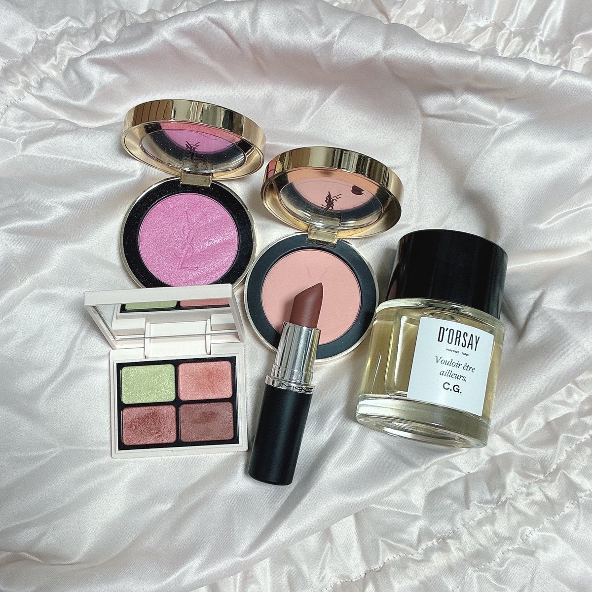 Autumn56092259's tweet image. #Enamor 
106🍈ポピーメロン
#YSL 
10 スターダスト ラブ
24 スワーヴ サンストーン
#MAC 
トゥルース ビー アントールド
#DORSAY 
C.G.

#今日のメイク 
#今日の香水