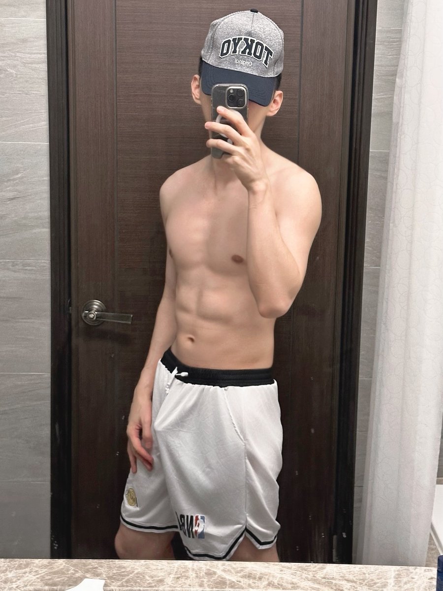 Zias_2006_1107's tweet image. Night thoughts 🌙
Roommates ARE waiting…
#student #gay #twink