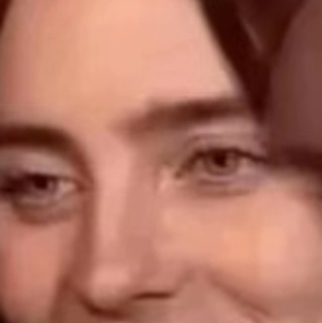 um olho olhando pra baixo e outro pra cima KKKKKKKK