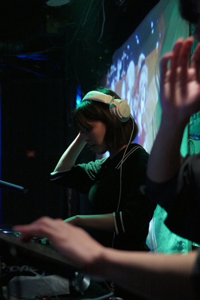 a_rin_ww's tweet photo. DJとサプライズでサコっちのコラボ枠でダンス出演しました！
久々にらびっととのユニット亜人（あびっと）やったり踊ったり、個人的にもまさに【古】な回でした。
ご来場いただいた皆さんありがとうございました！！！

 #あにくらっしゅ https://t.co/3uhKY4fn9f