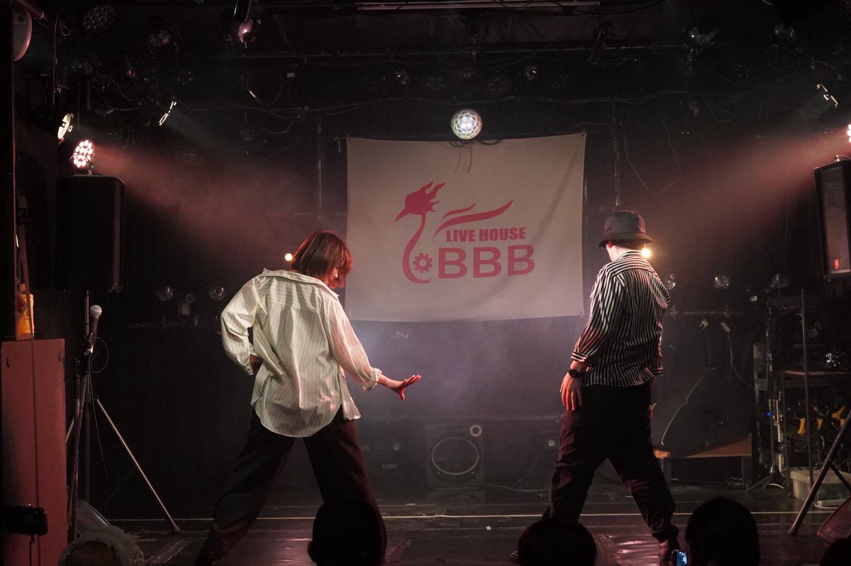 a_rin_ww's tweet photo. DJとサプライズでサコっちのコラボ枠でダンス出演しました！
久々にらびっととのユニット亜人（あびっと）やったり踊ったり、個人的にもまさに【古】な回でした。
ご来場いただいた皆さんありがとうございました！！！

 #あにくらっしゅ https://t.co/3uhKY4fn9f