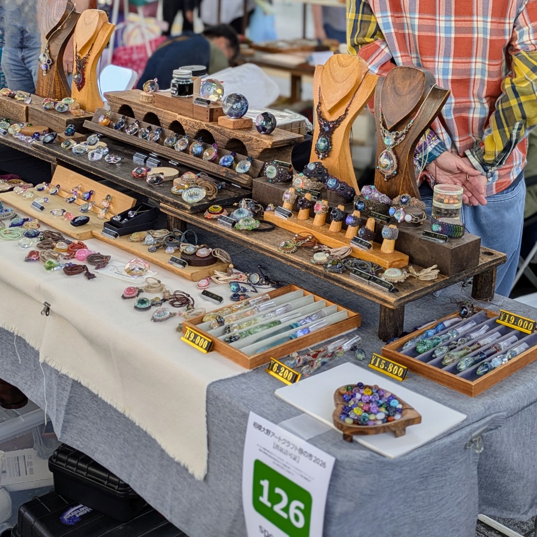 相模大野アートクラフト市
やってまーす👍
ご縁が逢いましたら幸いです！
#相模大野アートクラフト市 
#相模大野 
#ガラスアクセサリー