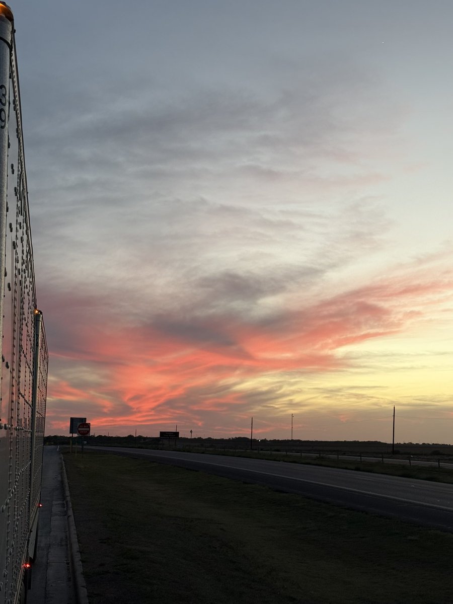 Driverzbch's tweet photo. Beautiful ending to a day that is not over for me till I get to Dallas, Tx and then home to Granbury, Tx https://t.co/7UoYGvtpWG
