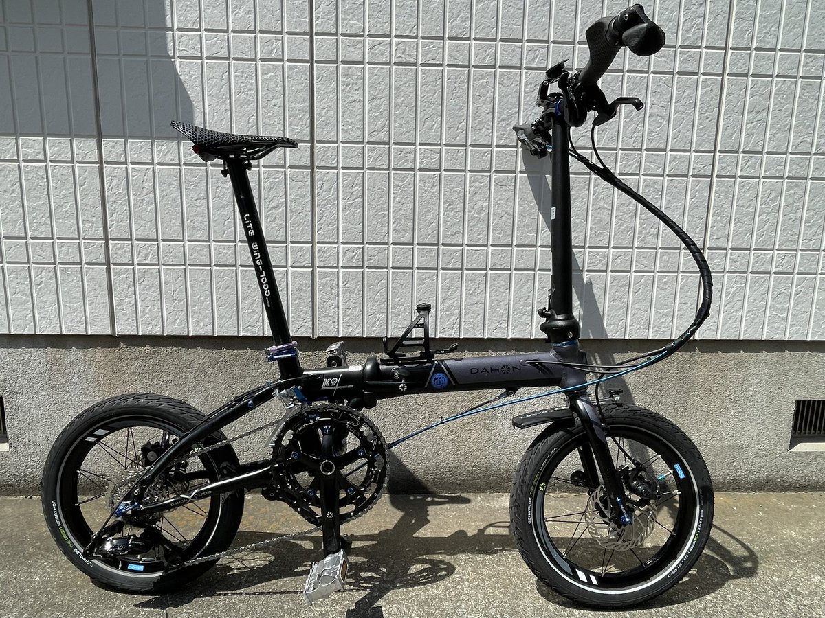 UnbekanntNebel's tweet photo. 地獄の4月が終わりかけ、キャラエンとおりたた集合ぶりに洗車した。
からの小径車あるあるのボトルミサイル防止でボトルホルダも変更。
キャメルバックがガッチリ固定出来て良き。
黒しかカラーバリエーションが無いからFSX用にもう1個買って自分で色を塗るかw
#おりたたぶ
#DAHONK9X
#TyrellFSX https://t.co/gP2nOnfm6I