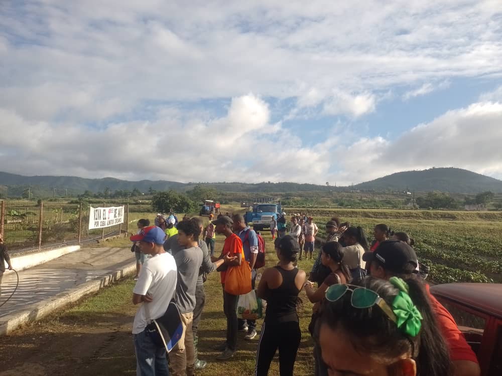 lpenastgo's tweet photo. Una juventud que se parece a sus tiempos, bajo la sabia mirada de aquellos que nos marcaron el buen camino. Trabajo productivo en la República, con el equipo de Estomatologia y Rehabilitación. 
@OKindelan44925 
@direccion_cuba 
@suniel_johnson 
@DPS_Santiago 
@SantiagoAMPP https://t.co/EIVetdiOfe