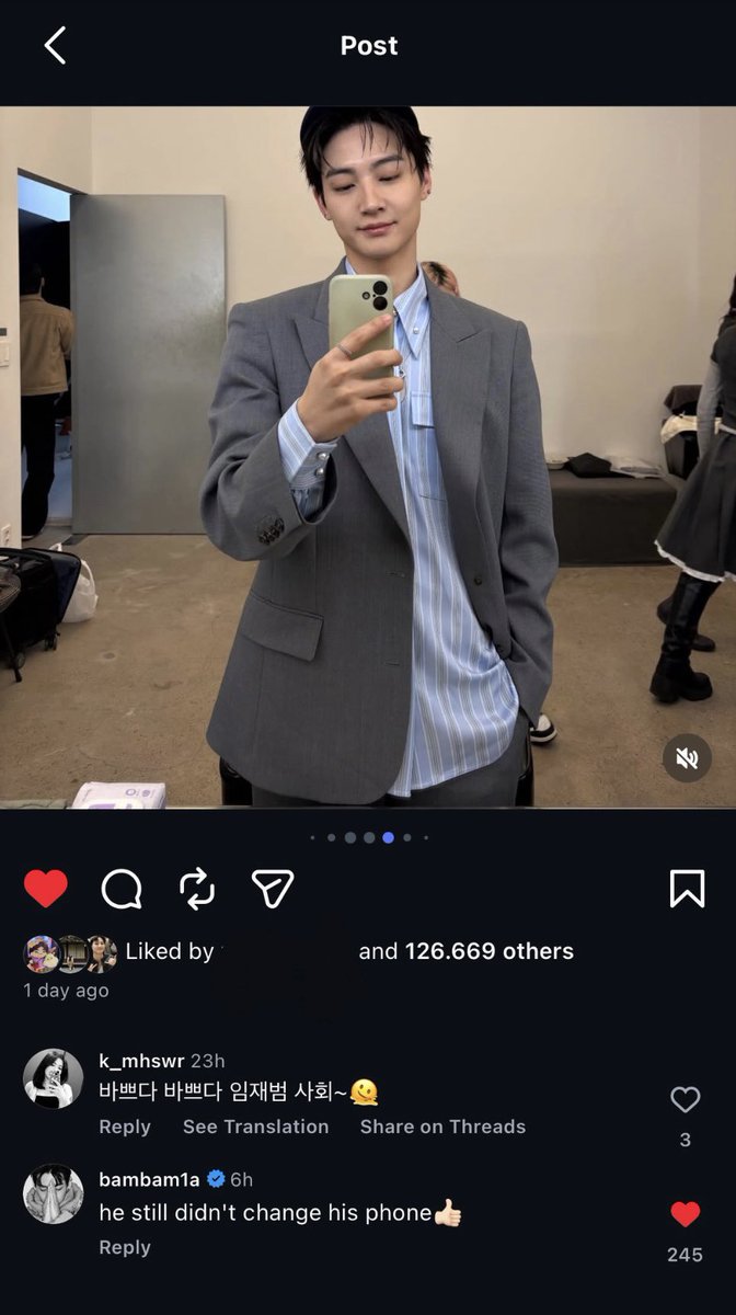 K_mhswr's tweet photo. 🐍: he still didn't change his phone👍🏼

bro, you know he's vintage 😹 @BamBam1A 
@defjaybkr 

#BAMBAM #뱀뱀 #JAYB #제이비 https://t.co/h298ZllTyN