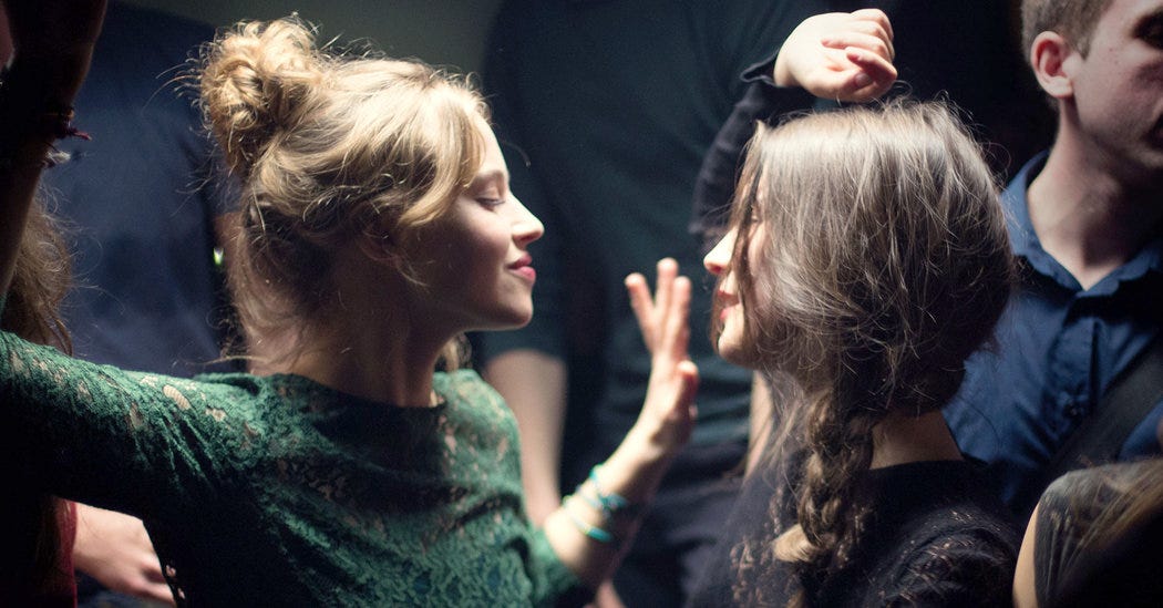 Eu amo descobrir filmes como "Respire".

A talentosa atriz Melanie Laurent (e diretora de mão cheia) constrói uma história de amadurecer estilosa mergulhada na toxicidade de uma relação movida por sentimentos confusos.

Começa leve e libertador, termina... 

Veja no Sesc Digital!