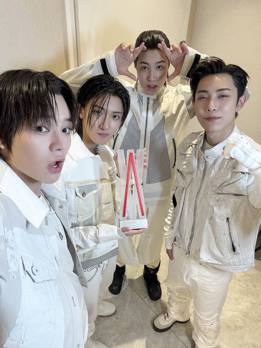 vitaminsheea's tweet photo. Congrats for first Win uri Lngshot🎊❤
Sayang bgt sama keempat anak ini. Mereka bner2 anak2 baik, anak2 yg genius, multitalent. Ssehat2 selalu ya. So proud of you guys, always @LNGSHOT4sho 🤍 https://t.co/N4Piv9ACW7