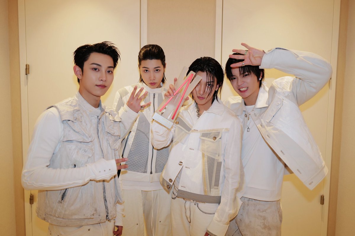 vitaminsheea's tweet photo. Congrats for first Win uri Lngshot🎊❤
Sayang bgt sama keempat anak ini. Mereka bner2 anak2 baik, anak2 yg genius, multitalent. Ssehat2 selalu ya. So proud of you guys, always @LNGSHOT4sho 🤍 https://t.co/N4Piv9ACW7
