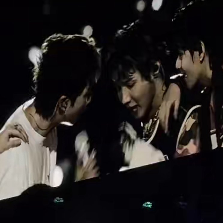 jwanbro's tweet image. WHAT IS NAMSEOK AND THEIR URGE TO DO A SLOPPY MAKEOUT DURING BODY TO BODY #FUCKOFF