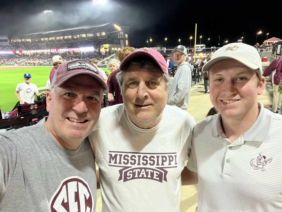 seancarp's tweet image. There is nothing quite like a Saturday night at The Dude, huh? 

Some good memories inside that place 

#RIP to #ThePirate 🐮 🔔 🐶 ⚾️