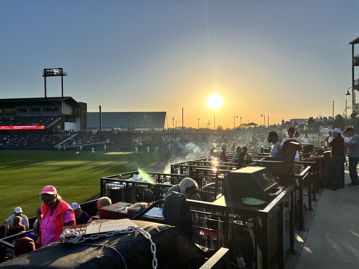 seancarp's tweet image. There is nothing quite like a Saturday night at The Dude, huh? 

Some good memories inside that place 

#RIP to #ThePirate 🐮 🔔 🐶 ⚾️