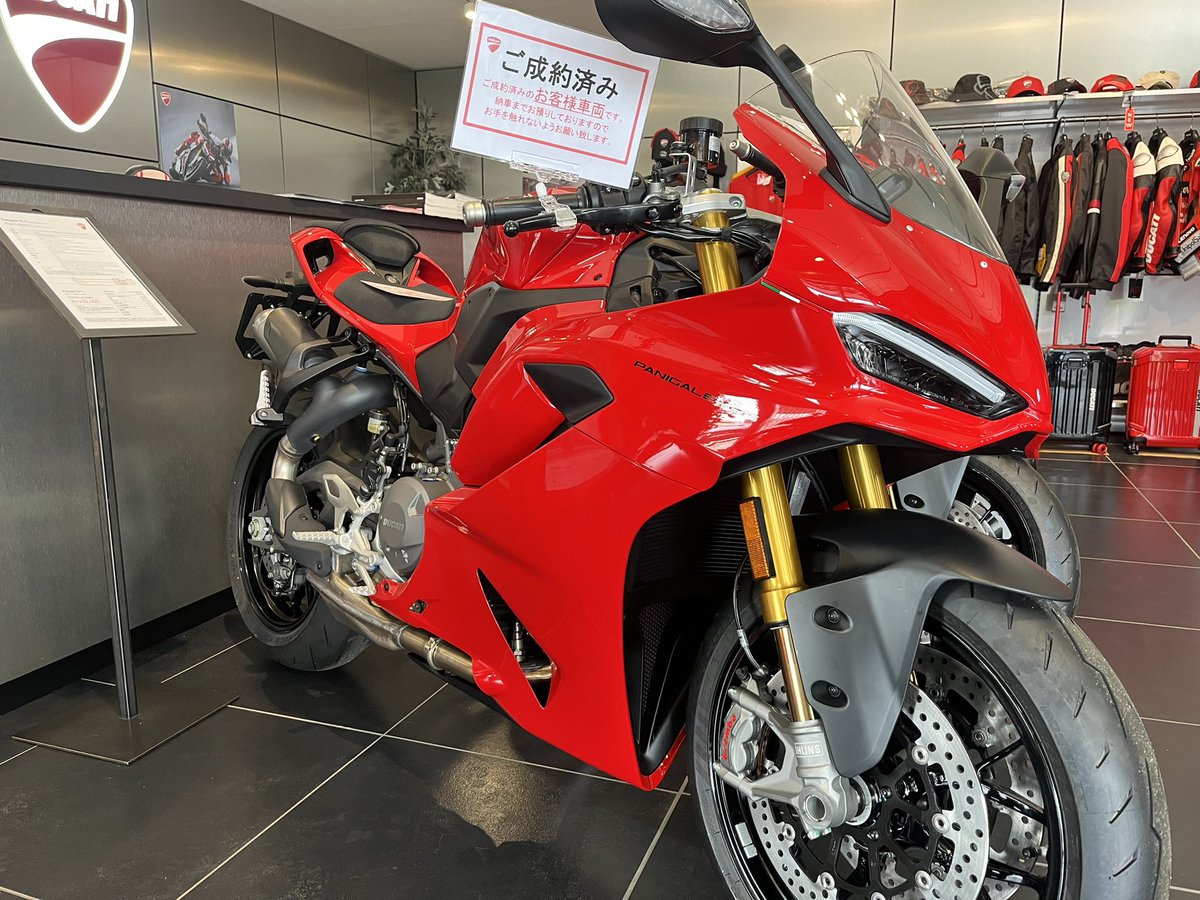 Panigale_sm's tweet image. シングルシートにして、
スライダー付けて、
タンクのお腹のとこにシール貼って、
DUCATIってステッカー貼って、
フロントタイヤの上とステップの横のあの部分をカーボンにして、
謎のオレンジの反射板取って

グフフフフ😏
#DUCATI
#Panigalev2s
#パニガーレ
#バイク女子
#バイク好きな人と繋がりたい