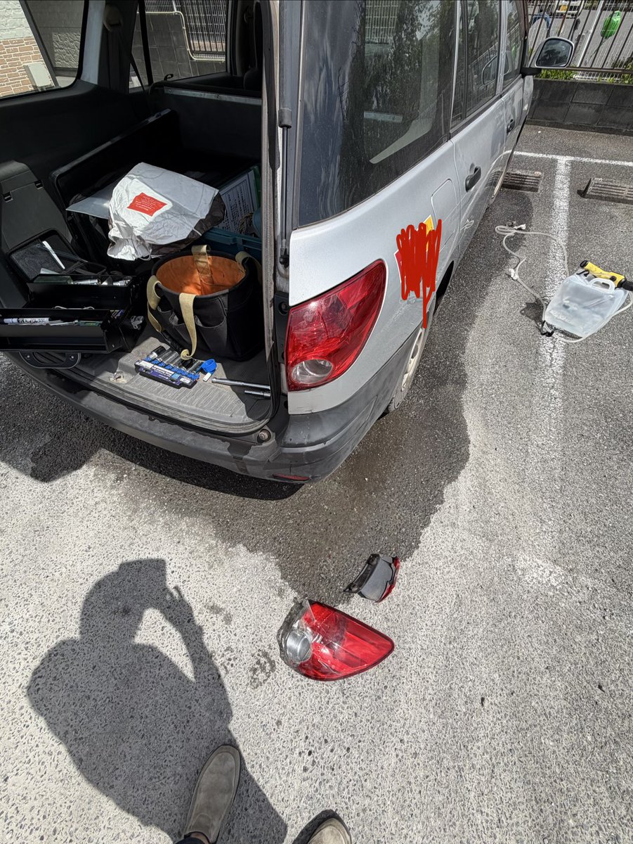 mattumatsuda's tweet photo. 会社の車のテールランプ破壊しちゃったので、自分で交換しました🙋‍♂️ https://t.co/gzDPmcE248