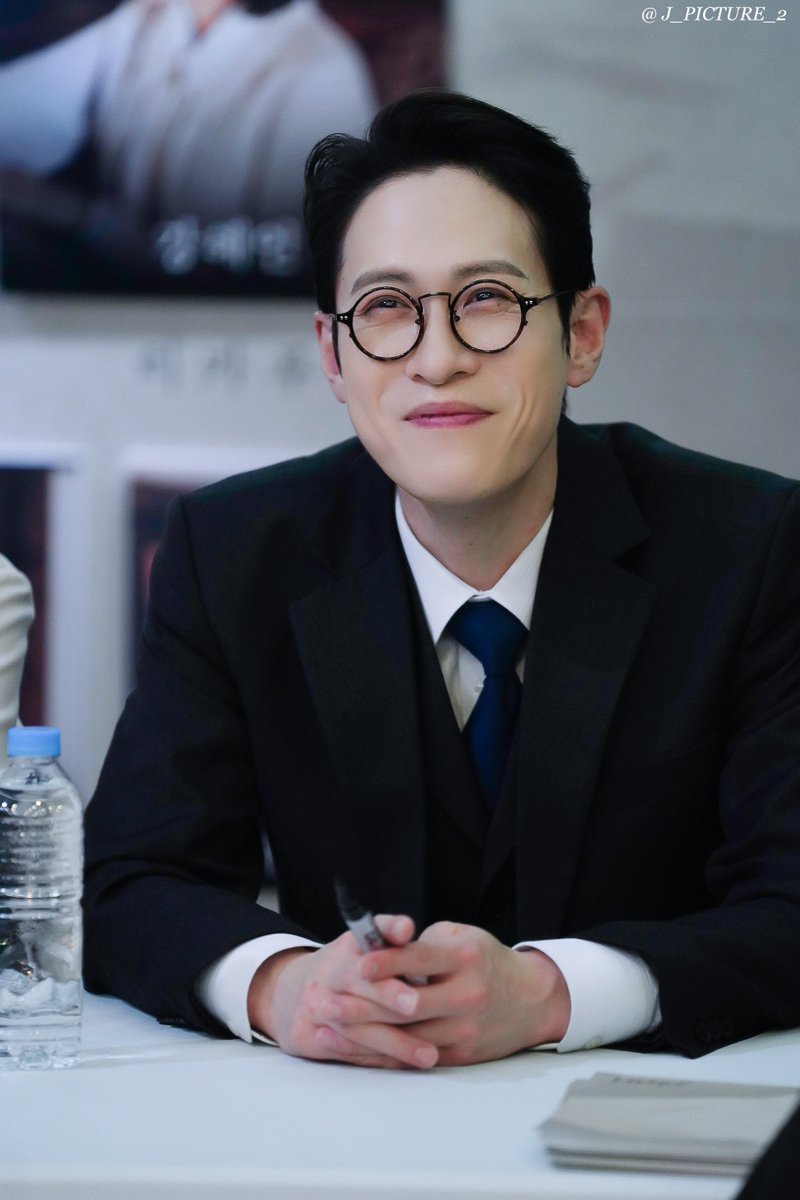 j_picture_2's tweet photo. 260416 뮤지컬 팬레터 사인회
이윤 | 이형훈 배우님 #이형훈

따뜻한 미소가 담긴 표정도 진짜 좋은데-
눈빛까지 진짜 너무 예쁜🤍💕 https://t.co/IcE9K9TBvr