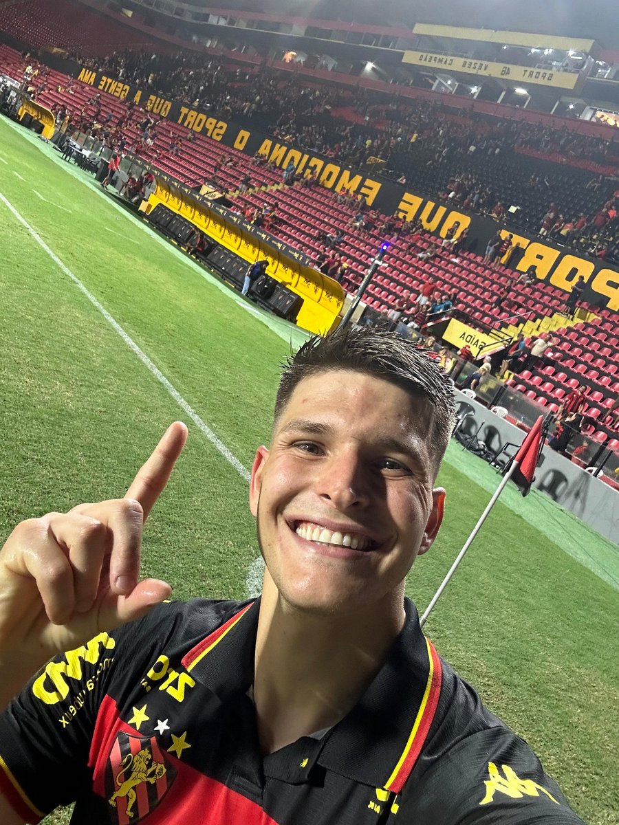 Aquele sorriso leonino de quem não tem medo de finalizar. Aquela alegria de quem entregou três pontos para o <a href="/sportrecife/">Sport Club do Recife</a>. 

O homem da partida lançou a selfie! Mandou bem, Perotti 🦁⚽️🔥9️⃣

📸: Vitória Aires | BSF

#BrasileirãoB