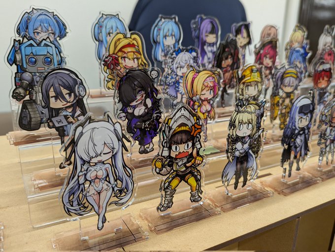 きょうはC-01・02の準備会サークル富士浅間堂で僕の描いたアクスタが全種類ならんでます! いよいよ既存の飾り棚で並べられる数が今回で限界になる程たいへんなことになってます!見に来てね