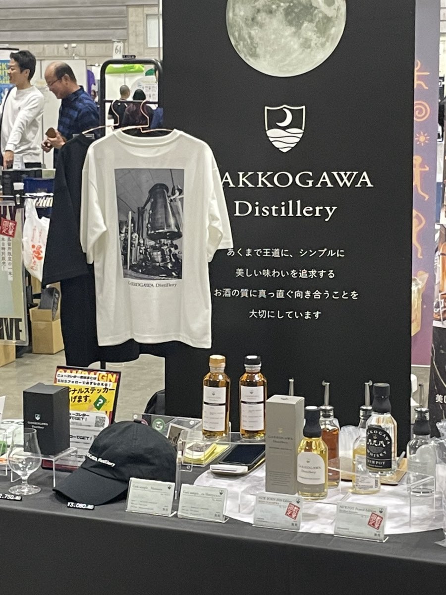 gakkogawa's tweet photo. 本日も「ウイスキー＆スピリッツフェスティバル2026 in 横浜」に出展しております♪
昨日は月光川グッズを身につけて頂いている方もチラ��ラ。
本当に嬉しい限りです！

月光川ブースでお待ちしてますので本日もぜひよろしくお願いします！ https://t.co/mkvgsnOTvd