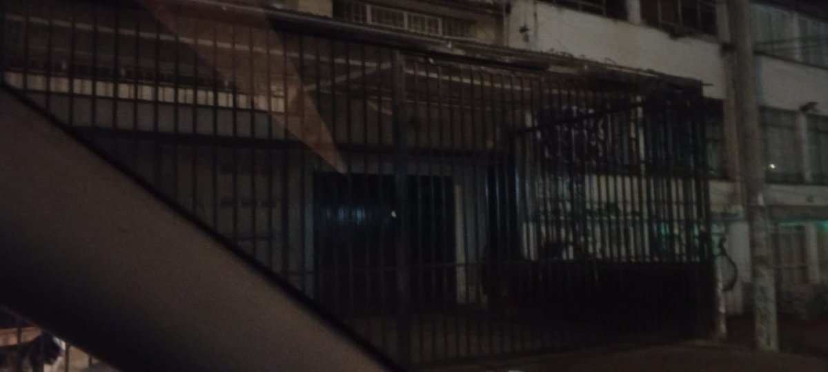 Manugarc05's tweet photo. ABANDONO ANIMAL‼️🚨
Tristemente sobre la CRA 17 con calle 63 observo desde hace 6 meses o más  dos perritos fuera de un gran local,  separado por rejas negras a la interperie, duermen ahí día y noche. Un piso lleno de heces y una coca con agua únicamente.
Necesitamos ayuda ‼️😭 https://t.co/erVdipDDjL