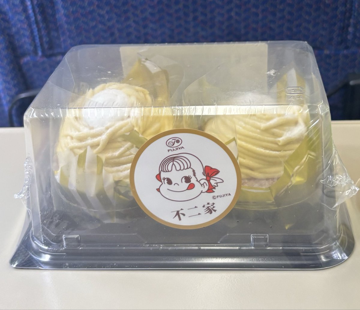 SS20160821's tweet photo. 自販機で買った不二家のケーキが秀逸だった種類豊富自然解凍美味安価持ち運び便利サイズ小さめなので食後に最適フォークも個数分付いて来たリピ確定٩( ᐛ )و https://t.co/bTvoQoFflm